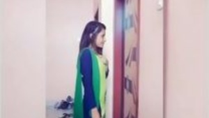 The tight pussy of a Hindu hottie drills in a hotel room