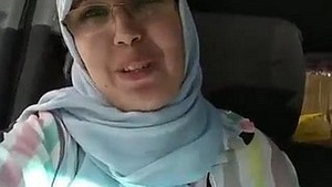 An old woman in a hijab is bothering Duna Blemasass