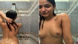Exclusive Clip For Recording Hot Looking Girl Bathing For Lover