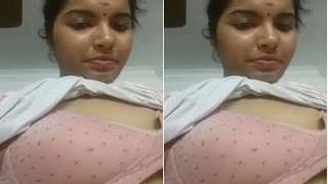Mallu Bhabhi Showing Breasts