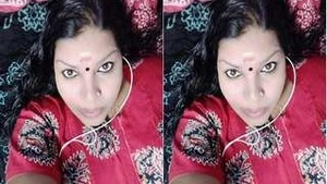 Mallu Bhabhi showing her naked body and bathing