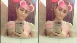 Pakistani Girl Minahil Malik Shows Her Boobs