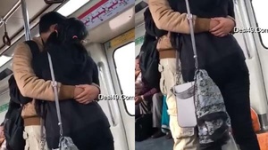 Hot MMC video in Delhi metro