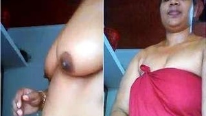 Desi Mallu Bhabhi Shows Her Big Boobs