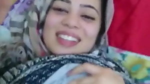 Muslim chick is going to show her gorgeous boobs here