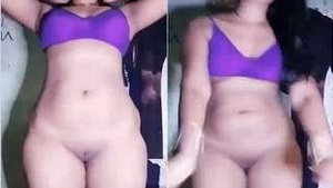 Desi Wifes Cheating Seduction: Nude Selfies and Finger Jerks in Hot Video