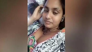 Desi girls cleavage gets the attention it deserves in chat