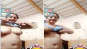 Pakistani Babe Paki Bhabhi Shows Off Her Breasts to Lover on Video Call