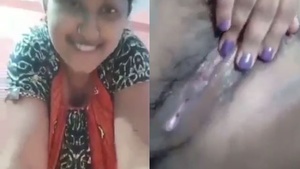 Bengali beauty Budi pleasures herself with her fingers