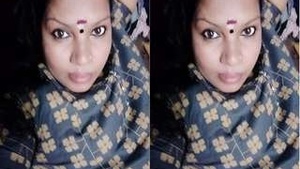 Indian Bhabhi Teases and Reveals Her Nude Body in Exclusive Video