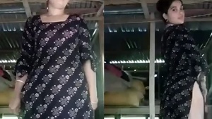 Beautiful Bangla Village Bhabi Showing