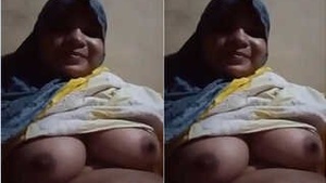 Bangla Babe flaunts her big boobs in this Indian porn video