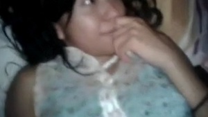 Amateur Indian girlfriend gets naughty in Desi MMS scandal