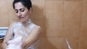 MMC sex video of a naked Punjabi girl in the bathroom