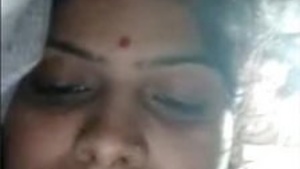 Sexy Look Desi Bhabhi showing her tits and pussy on Vc