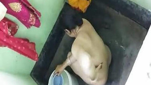 Desi auntys new bath toys caught on camera