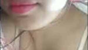 Sexy Pakistani bhabhi flaunts her ample assets