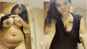 Indian porn star Oasi Das flaunts her big boobs and fingers herself in this exclusive video