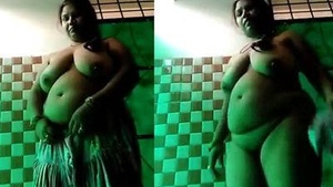 Desi aunt open her dress