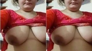 Paki Bhabhi Showing Her Big Boobs