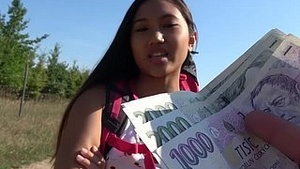 Remote repeatedly opens the pussy to be profitable for cash