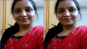 Sexy Desi Bhabhi Showing Boobs