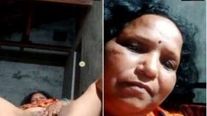 Desi Aunty Showing Her Pussy On Video Call
