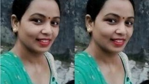 Desi Bhabhi Bathing