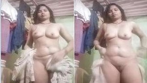 Sexy Desi Bhabhi record Her Nude Video After Bath