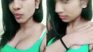 desi indian girl exposing her clevage