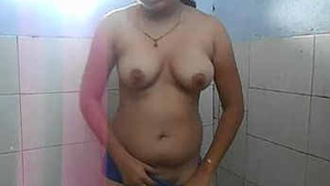 desi mallu babe shows in the bathroom n fingering