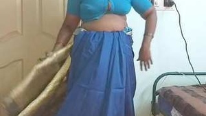 Desi auntie change her sharee