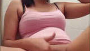 Super bonito nri menina se masturbando