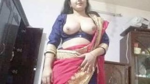 Desi bonito boudi momo show Peitos