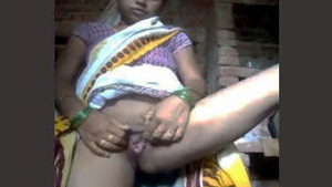 Desi Aldeia bhabhi fingering her pussy in sharee
