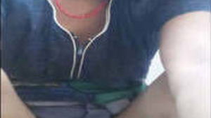 Desi Bhabhi takes off her Saree and showing her body
