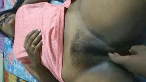 Tamil menina fica buceta Fingerring