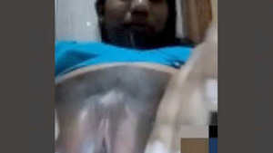 Sri Lankan girl showing her wet pussy video call