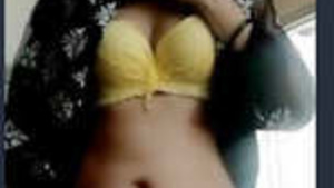 Paki menina showing his bunda and buceta
