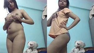 cute girl show de dança