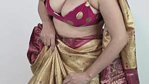 Big tits aunt wearing sari showing her huge hanging tits and belly button