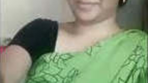 Sexy Bhabhi Showing Breasts