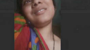 Bhabhi gets a call and pleasuring herself at the same time.