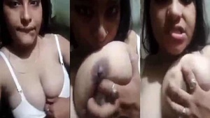 This hot Indian woman has a big natural breast and performs a sex show.