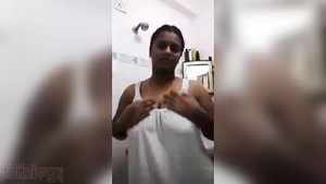 Married Mallu woman exposes her breasts and moist private part.