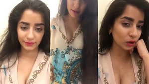 A pretty Indian woman pleasuring herself while exposing her beautiful curves to her followers.