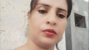 Desi bhabi fing her buceta nude banheira