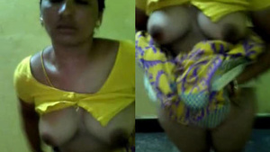 Sexy Urvashi bhabhi in yellow saree and bindi – Desi X video leak.