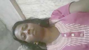 A porn video showing a boudi performing in a village called Desi Aldeia.