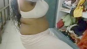 Beautiful Indian aunt with a superb body has hot sex